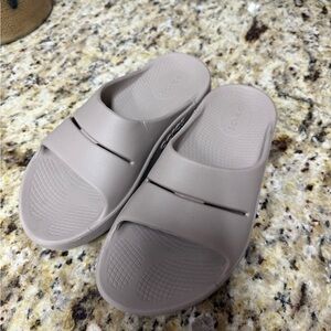 OOFOS Women's Sandals in Light Gray